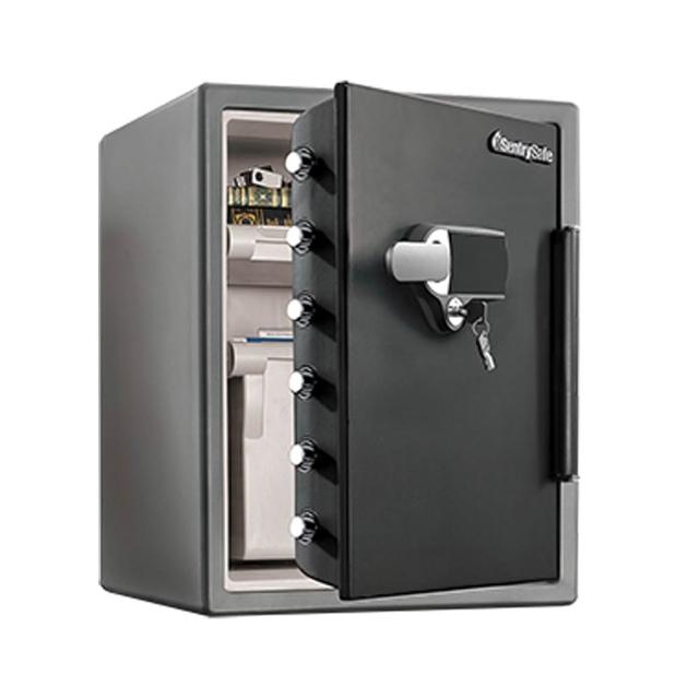 SENTRYSAFE SFW205UPC 是美國原裝進口防水防火保險箱,採用數字密碼鎖設計,提供可靠的安全防護。產品包含說明書,使用電池供電,尺寸與重量適中,適合存放重要檔案與貴重物品。新品瑕疵保固,確保品質無虞。完美選擇防火防水保險箱、電子鎖保險櫃的首選! SENTRYSAFE SFW205UPC