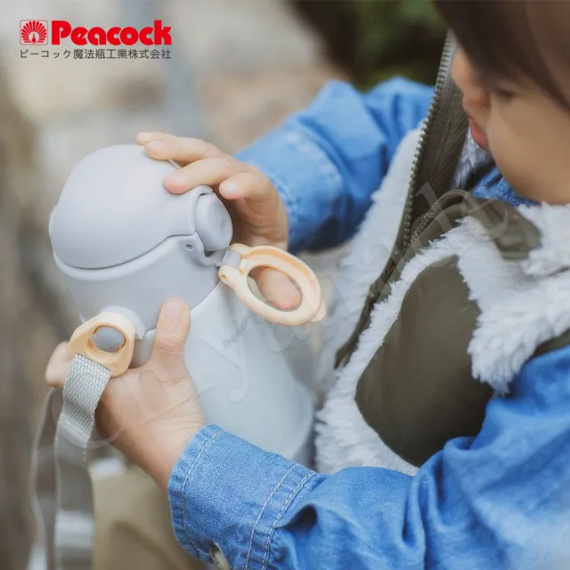 【Peacock 日本孔雀】耐衝擊底座  背帶式 一鍵彈開吸管杯 兒童不鏽鋼保溫杯水壺400ML(任選)