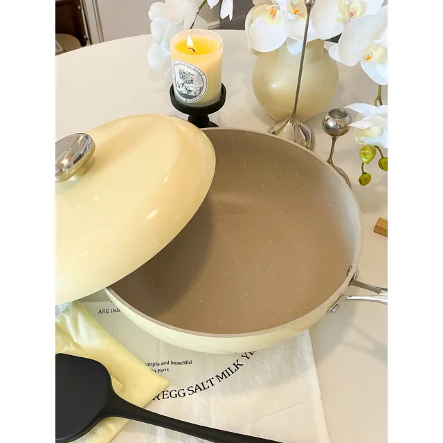 【Velosan 溫侖山】鵝卵石鑄鋁煎鍋26cm 附蓋-黃色(適用電磁爐、瓦斯爐、IH爐等多種爐具)