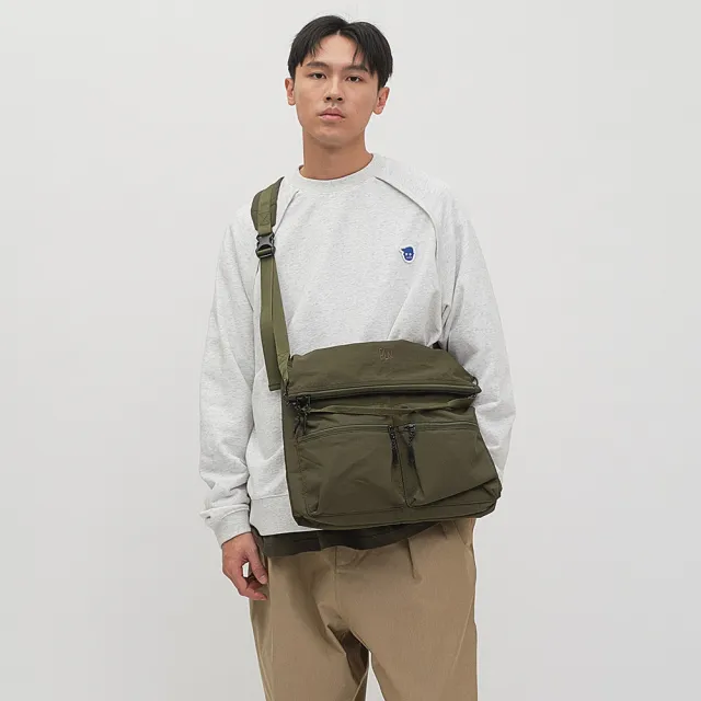 【plain-me】特惠！男女包 防潑水輕量側背包 PLN3052-251(防水包 大容量 斜背包 電腦包 筆電包 公事包)