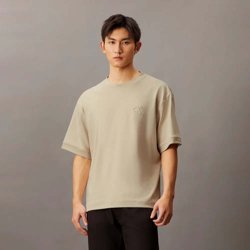 【CALVIN KLEIN】官方旗艦館 CK Embossed Monogram Interlock Tee _灰色