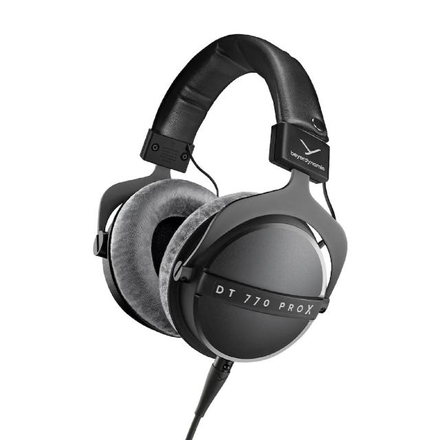 Beyerdynamic 拜雅 DT 770 PRO X 音樂耳機，採用封閉式耳罩設計，提供專業級音質與隔音效果。搭載動圈式驅動單體，48Ω 低阻抗適合多種裝置連線，如 Windows、MAC、Android、iOS 與 Linux。黑色外觀舒適耐用，內附可拆卸麥克風，完美適用於音樂製作、錄音與遊戲。專業保固支援，BSMI 認證，盡享沉浸式聽覺體驗！