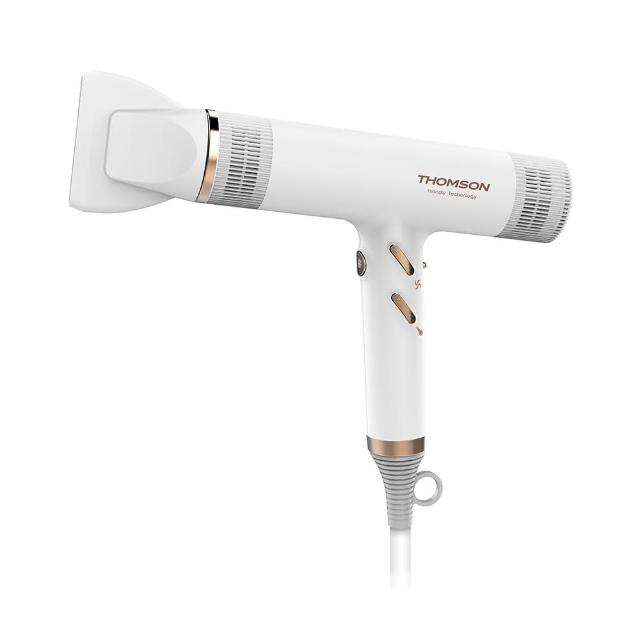 THOMSON湯姆盛 TM-SAD06A 是一款高效能負離子吹風機，採用有線110V設計，適用於所有髮質，提供冷風、多段溫控及負離子功能，讓頭髮乾燥快速且保濕不毛躁。功率達1001W~1200W，強勁風力輕鬆造型。保固期為1年，僅限產品功能保固，外觀及人為因素不保固。商品故障維修：超過七天鑑賞期僅提供維修服務，自行負擔寄回運費，廠商負擔寄還運費。選購THOMSON湯姆盛，享受專業護髮體驗！
