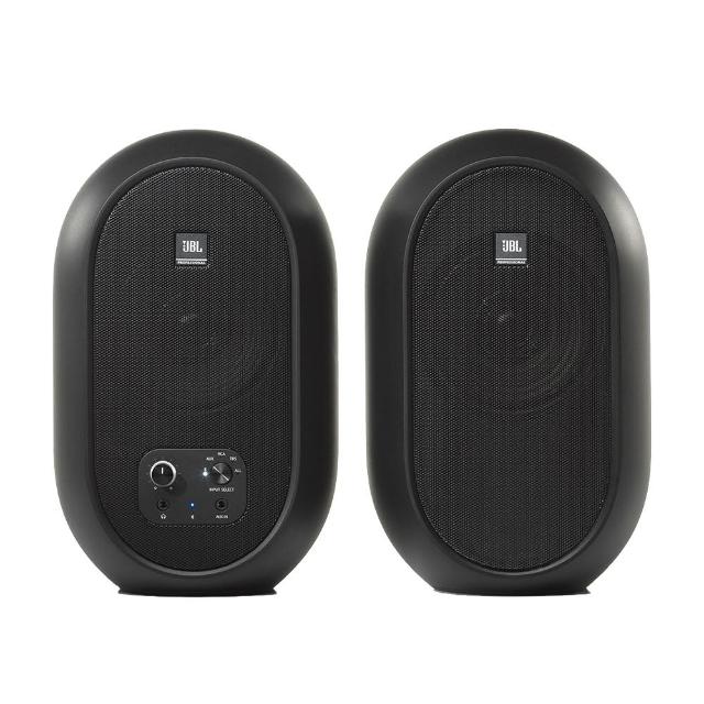  JBL 104BT 是一款高價效比的桌上型監聽喇叭，搭載 5060W 的 D 類放大器，提供清晰且動態的音質表現。黑色外觀設計適合多種裝潢風格，面板可自由切換輸入來源，方便使用不同裝置。適合用於視聽娛樂、影音娛樂及家庭影音系統，並由供應商提供保固服務。 