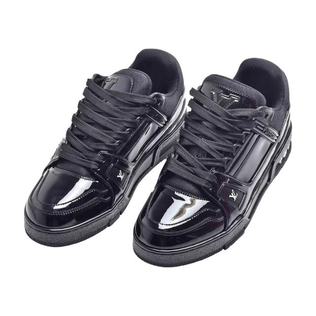 LV LOUIS VUITTON路易威登 1AA45OTrainer 系列亮面金屬質感帆布運動鞋 黑色 LV路易威登1AA45O Trainer系列亮面金屬質感帆布運動鞋,黑色設計展現復古風格。鞋底採用Monogram花卉綻放圖案,結合亮面帆布與金屬質感,時尚與經典並存。結帳享85折優惠,再享0利率分期付款,適合日常穿搭與收藏。
