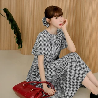 【OB 嚴選】兩面穿格紋方領排釦短袖長洋裝附髮圈 《DA10613》