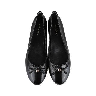 【TORY BURCH】TORY BURCH 亮金色T字LOGO蝴蝶結拼漆面皮革芭蕾平底鞋(黑)