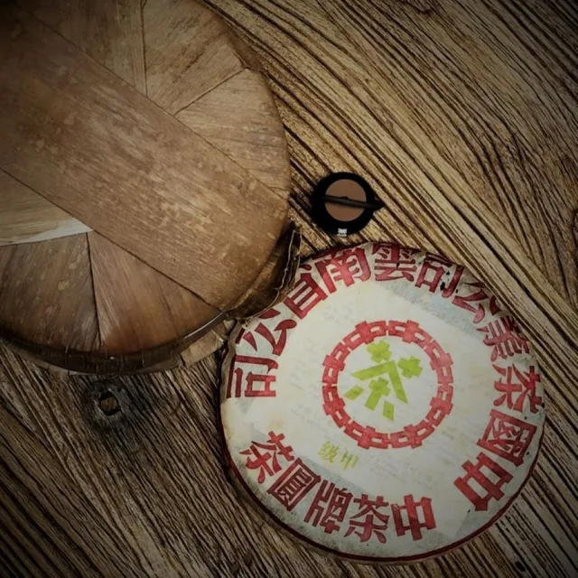 【茶韻】普洱茶2003年中茶甲級綠印7542-301青餅 357克/7+1餅 珍藏組 茶葉禮盒(生茶/附收藏盒.桶藏紗袋各一)