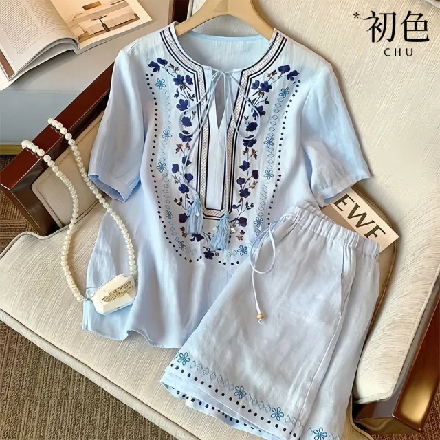 【初色】刺繡寬鬆V領綁帶短袖襯衫T恤上衣女上衣+鬆緊腰花邊休閒褲寬褲短褲套裝-藍色-15284(M-3XL可選)