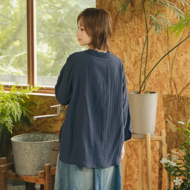 【MOSS CLUB】假兩件下襬抓皺V領襯衫(藍 白 卡/魅力商品)