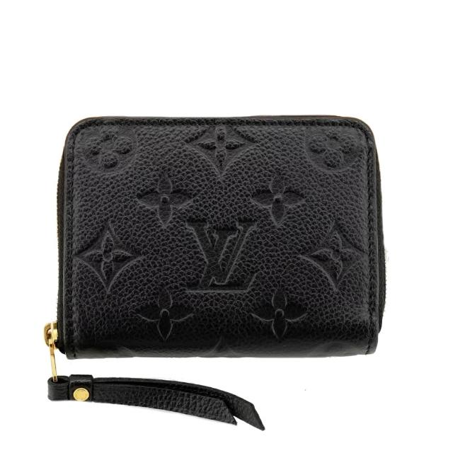 LV LOUIS VUITTON路易威登 M60574 經典 Monogram Empreinte 皮革拉鍊名片零錢短夾 高階時尚品牌 LOUIS VUITTON 路易威登 推出的 M60574 經典 Monogram Empreinte 皮革短夾,以黑色牛皮打造,展現品牌經典紋路與優雅設計。內設 9 個夾層,適合存放名片、零錢等小物,並附原廠包裝盒與防塵套,為歐洲真品商品,適合女性使用,兼具實用性與時尚感。