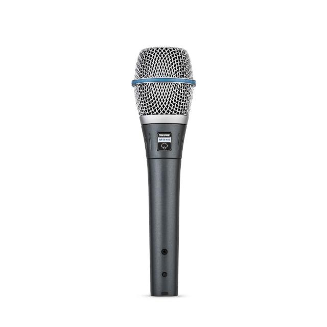 SHURE BETA 57A 是專業動圈式手持有線麥克風，適合戶外使用，藍色系設計輕便耐用。配備原廠插式麥克風夾與攜帶皮帶，完美捕捉聲音細節，適用於演唱會、錄音與現場表演。SHURE 品牌品質保證，型號 Beta 57A，提供清晰音質與抗幹擾表現。