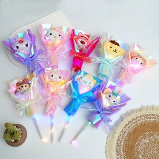 【天使愛美麗】玩偶仙女棒發光花束 永生花束 娃娃花束 酷洛米(交換禮物 畢業禮物 情人節 生日)