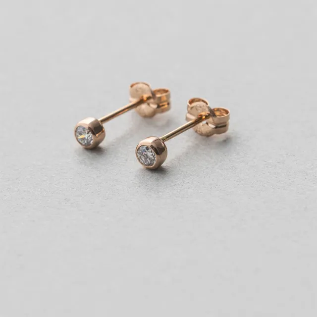 【ete】K18 經典單鑽包鑲鑽石耳環-0.10ct(金色 玫瑰金色)