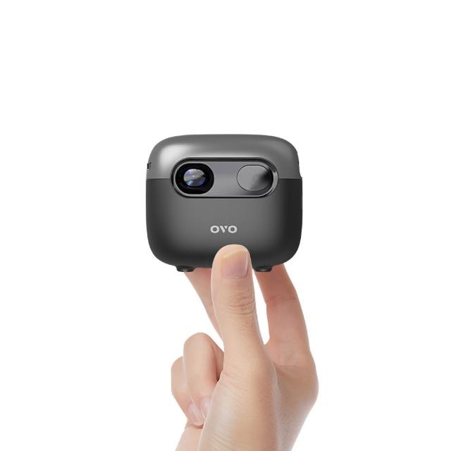 OVO 小蘋果投影機增強版 U1-D,具備2500流明亮度,支援4K HDTV解碼,低功耗10W設計,僅重241g,輕便易攜。所有IO介面配置於兩側,方便使用。內建喇叭,支援HDMI與Type-C輸入,適用於家庭娛樂、視聽享受、按摩等多種場景。 OVO U1
