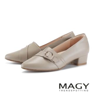 【MAGY】真皮復古斜帶釦V口尖頭粗跟鞋(可可)
