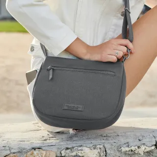 【Travelon】Metro 3層防盜斜背馬鞍包 岩灰 / 側背包 斜背包 背帶包 防搶包 防盜包