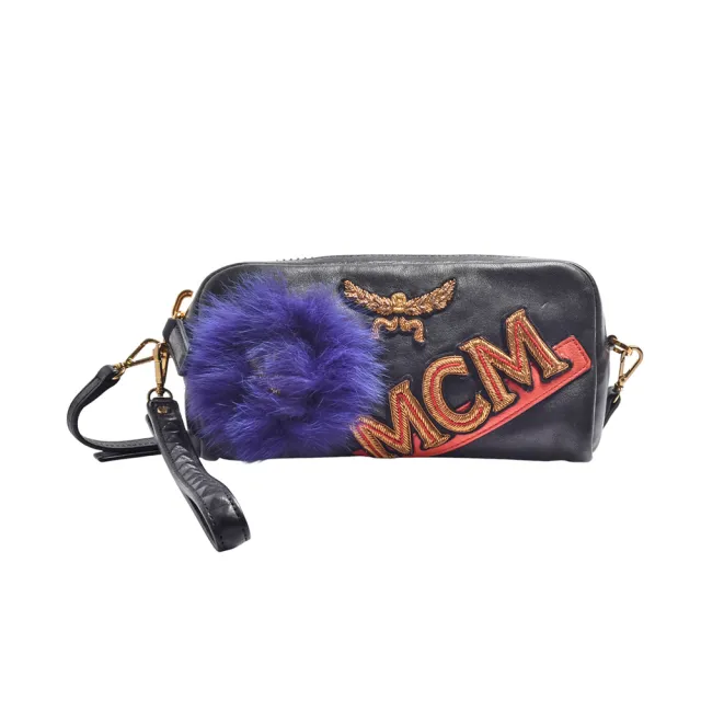 【MCM】經典金色字紋LOGO紫毛造型牛皮手拿/斜背包(黑色MZL-6AVE01-BK001)