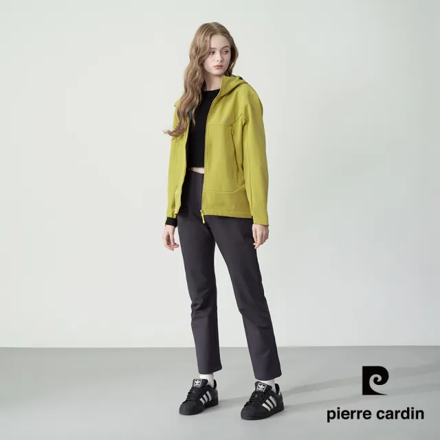 【pierre cardin 皮爾卡登】網路獨家 男女同款 防潑水連帽機能軟殼外套-芥末黃色(7255792-53)