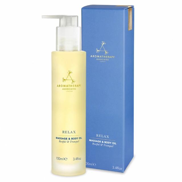 AA英國皇家芳療 AA 舒緩按摩潤膚油 100mL (Aromatherapy Associates) 精選天然植物精粹及精油製作，能有效滋潤肌膚並帶來放鬆舒適的體驗，幫助創造寧靜的睡眠氛圍，適合日常按摩與護理使用。