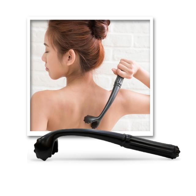 寶草園魔可舒斗杓超值套組，採用遠紅外線礦晶體宙元石材質，提供磁石穴位經絡按摩功能，黑色系設計適合日常保健。套組包含魔可舒斗杓+八爪/龍指/蝠梳(3選1)，尺寸29.5x5.5cm等，搭配鎂離子檀香潤膚乳液(100ml)及英國淨化亮白身體按摩油(100ml)，緩解疲勞、促進迴圈。易碎材質，請輕放，使用布套收納，提升肌膚亮白保濕效果，完美遠紅外線按摩棒選擇。