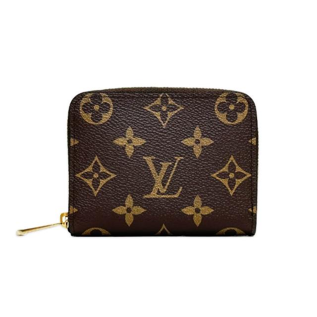 全新 LOUIS VUITTON 路易威登 M60067 經典印花名片短夾/零錢包，採用高質感咖啡色系帆布與牛皮製成，設計簡約大方，適合日常搭配使用。無內外夾層與手機袋，僅提供基本收納功能，附原廠防塵袋與品控卡，產地為義大利，適用女性。