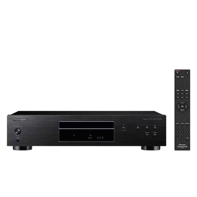 Pioneer 先鋒 PD-10AE 轉盤式 CD 播放器，採用黑色系設計，尺寸 43.5 x 10.3 x 29 cm，重 5.1kg，提供立體聲道播放體驗。無 WiFi 及藍芽支援，適合 110V 電源使用，馬來西亞原裝製造，附遙控器、說明書及保證書，1 年保固，BSMI 許可字號 R31271。優質音質，專為音樂愛好者設計，提升居家娛樂享受。