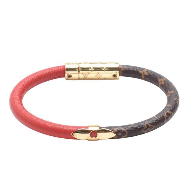 LV LOUIS VUITTON路易威登 M8277F 經典 Monogram 帆布半紅皮革交織手環 這款 LV 路易威登 M8277F 經典 Monogram 帆布半紅皮革交織手環,完美融合品牌經典圖騰與高質感皮革材質,是女性時尚配飾的首選。精緻的設計與優雅的質感,適合日常搭配與場合使用,展現獨特品味與風格。