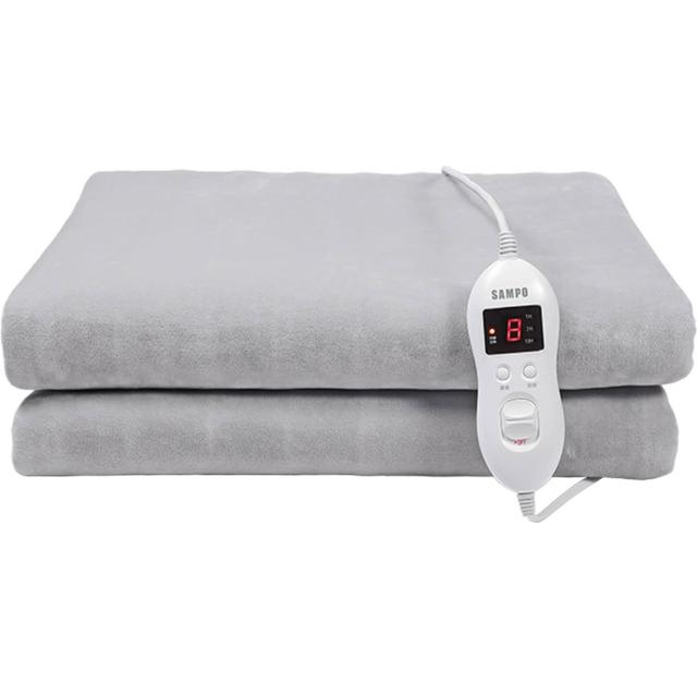 SAMPO聲寶 HY-HA12 電熱毯採用8段溫控與4段定時功能，提供精準溫度調節與舒適睡眠體驗。具恆溫設計，熱傳導均勻，四角固定環設計讓毯子入睡不跑位。可水洗或機洗，方便清潔。內建過電流與過熱雙重保護機制，使用更安全。適用於電暖器、冷氣、家電、視聽、按摩等多種場景，型號SA-HY-HA12，尺寸長160 x 寬140 cm，重量2.01 Kg，電壓110V 60Hz，最大消耗功率120 W，BSMI許可字號T3A112。