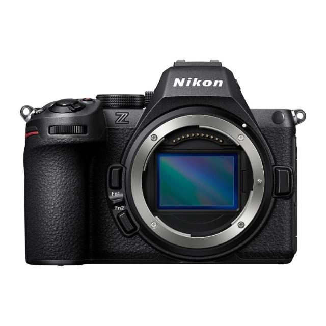  Nikon Z5 II 是一款全片幅微單攝影機，搭載 2001 萬畫素 CMOS 影像感應器，內建 5 軸影像穩定系統，支援 9 類主體偵測與追蹤 AI 驅動的影像與場景辨識。具備 10EV 低光源自動對焦功能，並附贈 128G V60 記憶卡、貼紙與蔡司鏡頭。機身尺寸為 134 x 100 x 72 mm，重量約 620 克，符合 BSMI 許可字號 R33697。 