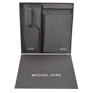 【Michael Kors】Michael Kors MK 超實用防刮材質開合式護照夾禮盒(送禮 贈原廠紙盒紙袋)