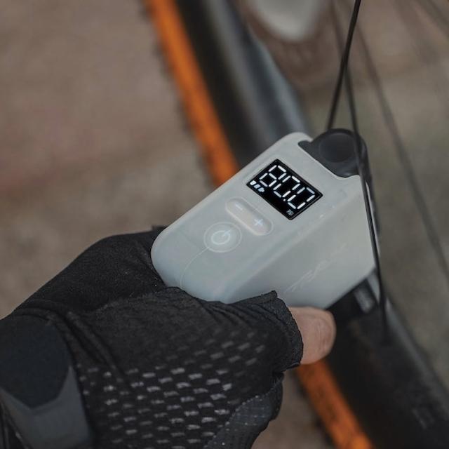【TOPEAK】E-BOOSTER DIGITAL MINI(附帶螢幕攜帶型 電子打氣機)