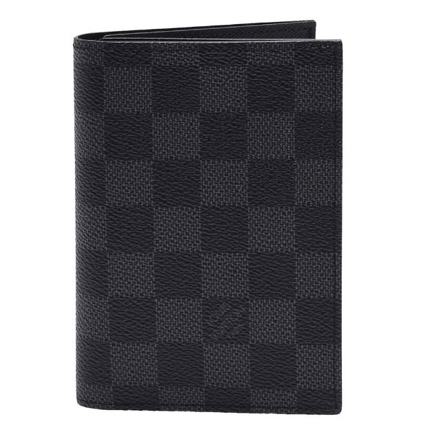 LV LOUIS VUITTON路易威登 N64411 經典 Damier Graphite 帆布萬用卡夾 全新 LOUIS VUITTON 路易威登 N64411 經典 Damier Graphite 帆布萬用卡夾,採用高品質帆布與牛皮內層,設計簡約實用,適合日常攜帶。內有6個夾層,可輕鬆存放證件、信用卡等物品,並附原廠防塵套,來自歐洲正貨,男女皆適用。