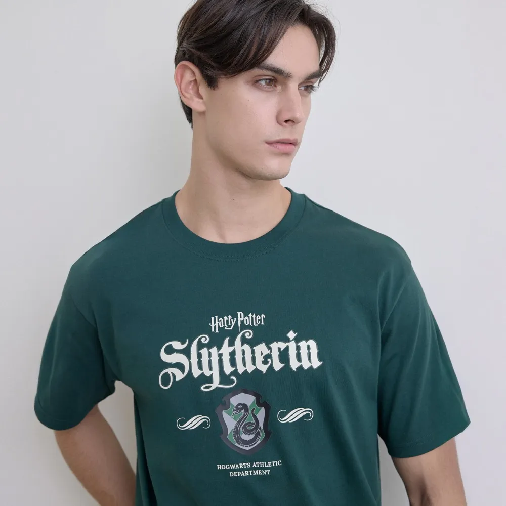 【GIORDANO 佐丹奴】男裝哈利波特授權印花短袖上衣 Harry Potter系列(22 深翠綠)