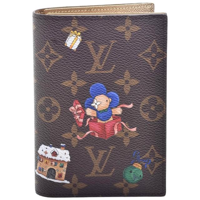 LV LOUIS VUITTON路易威登 M15327 Vivienne 聖誕限定 Monogram 塗層帆布吉祥物聖誕節圖騰護照夾 路易威登 2024 聖誕限定系列,以 Monogram 塗層帆布為基底,搭配聖誕節圖騰與數字英文字母設計,展現品牌經典風格與節日喜慶氛圍。此款護照夾採用棕色/咖啡色調,結合皮革與帆布材質,適合女性日常使用,兼具實用性與時尚感。