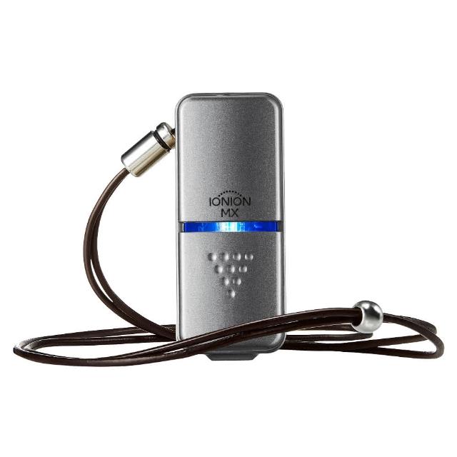 IONION MX IONION MX 是一款日本原裝進口負離子個人空氣清淨機,無需濾網設計,灰色系輕巧機身僅20g,尺寸25x65x15mm,內建電池供電,噪音0dB超靜音,適用個人25cm內空間。具負離子功能,每小時產生大量負離子改善空氣品質,低功耗0.02W,配件含說明書,BSMI R39717認證,1年保固。完美適合隨身攜帶,提升個人健康環境。