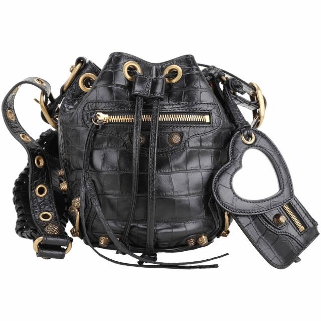 【Balenciaga 巴黎世家】Le Cagole XS 鉚釘鱷魚紋壓花小牛皮斜背水桶包-黑色(水桶包 肩背 斜背)