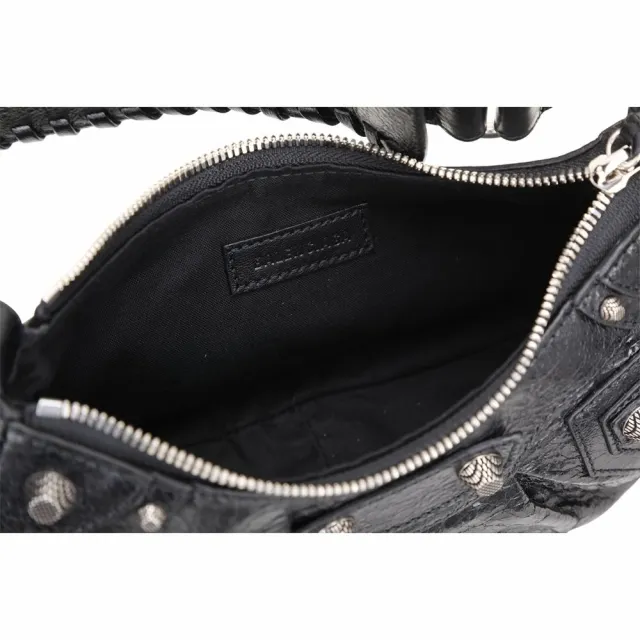 【Balenciaga 巴黎世家】Le Cagole XS 新版 鞣製小羊皮肩 斜背可頌包-黑色(肩背包 腋下包 可頌包)