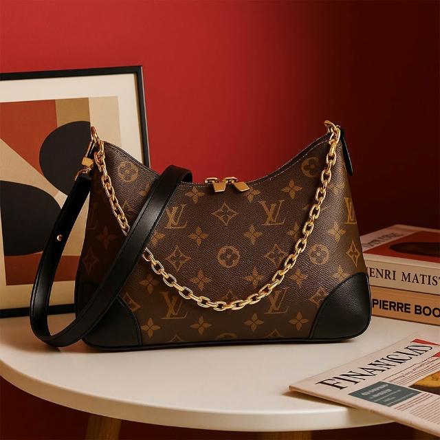 LV LOUIS VUITTON 路易威登 M45832 BOULOGNE 系列經典 Monogram 帆布肩揹包，採用咖啡色系設計，外層為牛皮與帆布組合，內層為布面材質，配備原廠防塵袋與雙背帶，尺寸為長27cm、寬10cm、高18cm，適合女性日常使用，拉鍊式開口，內有1個口袋，無底珠與外袋設計，不支援A4尺寸放置。