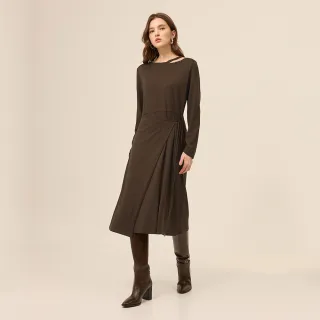 【ILEY 伊蕾】斜肩圍裹式綿羊毛針織洋裝(深咖；M-XL；1254717308)