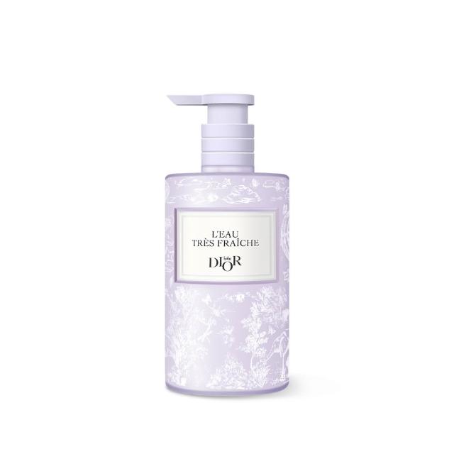 Christian Dior迪奧 舒緩潔膚水 Christian Dior 迪奧 寶貝系列 舒緩潔膚水,專為嬰兒孩童設計,溫和配方適合敏感肌膚,提供舒緩清潔效果。來自法國原廠,350ml容量,適合日常使用。此商品為平行輸入,製造日期或有效期限請詳見產品包裝標示,保證效期一年以上,安心選購。