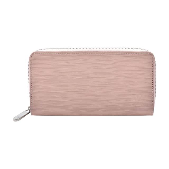 全新 LOUIS VUITTON 路易威登 M61863 經典 EPI 水波紋牛皮拉鍊長夾，粉紅色系設計，適合女性使用。外層為牛皮材質，內層為高階 EPI 水波紋牛皮，擁有 14 個內層空間與 1 個內袋，並附原廠防塵袋與包裝盒，來自西班牙製造，歐洲來源商品，品質保證。