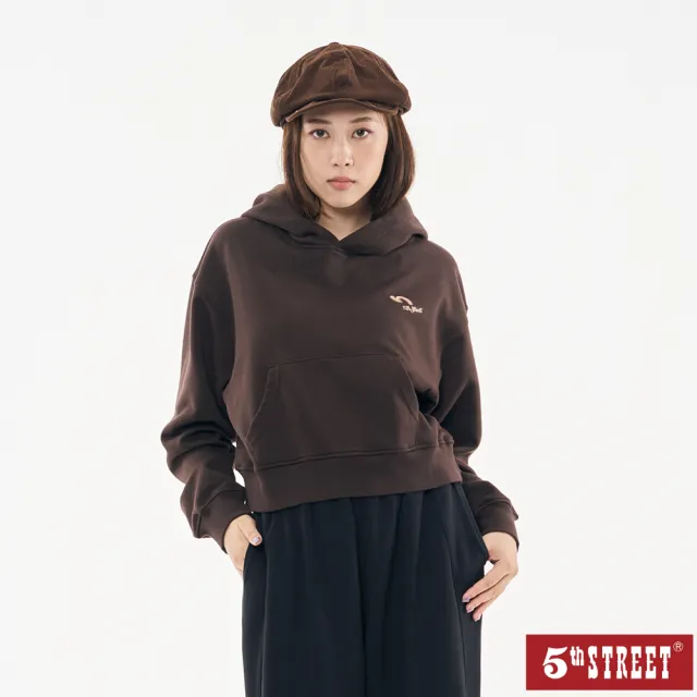 【5th STREET】女裝 長袖 logo 連帽t 短版上衣 帽t 咖啡(561000)