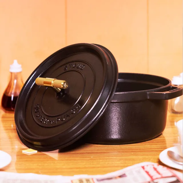 【法國Staub】B+P聯名圓形琺瑯鑄鐵鍋24cm-金色造型鍋蓋頭(德國雙人牌集團官方直營)