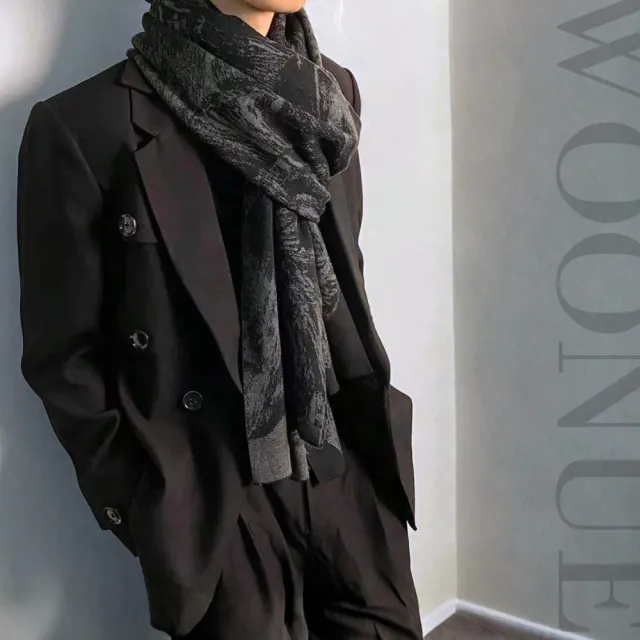 【WOONUE】韓系寬長版專櫃男士時尚羊毛絨混紡質感保暖披肩圍巾圍脖黑灰(男友老公父親爸爸生日情人節禮物)