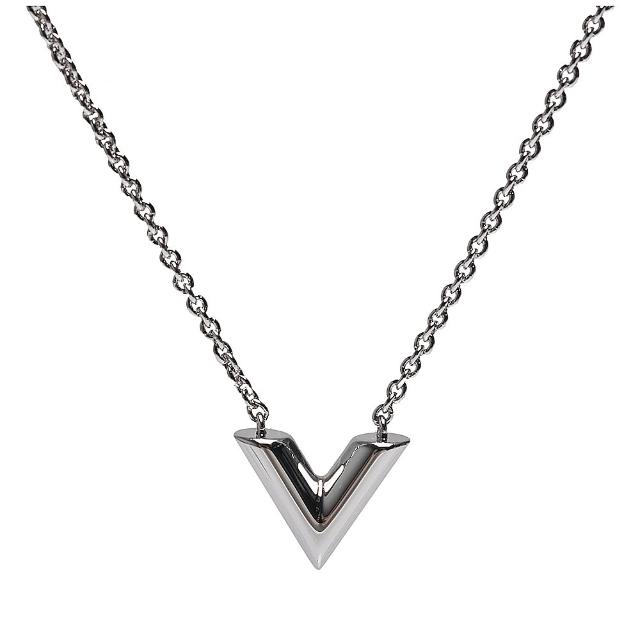 精緻時尚的 LV Essential V 吊墜鎖骨項鍊，以經典 V LOGO 設計為特色，結合金屬與合金材質，展現路易威登高雅風格，適合女性日常佩戴，增添優雅氣質。