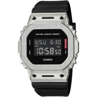 【CASIO 卡西歐】G-SHOCK 現代工業風金屬紋理方形電子錶 情人節 送禮(GM-5600M-1/速)