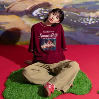 【gozo】迪士尼系列 Heigh-Ho小矮人抗菌寬鬆T恤(深紅)