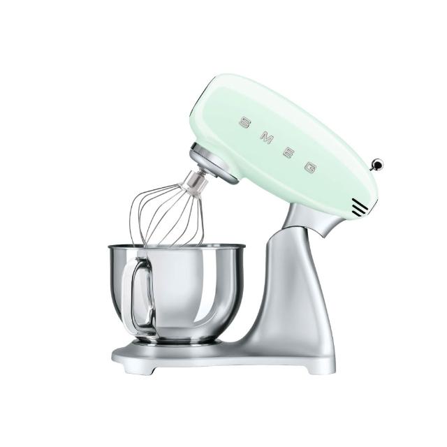  SMEG 義大利經典攪拌機，主體設計，容量達 4.1-5L，適閤家用烘焙與料理。搭載 401W~600W 強勁馬達，提供穩定效能，輕鬆打發奶油、揉麵團。復古優雅外型，增添廚房魅力。保固期 1 年（完成線上登入升級 2 年），限臺灣購買商品適用。保固不涵蓋不當操作、不正確電壓使用、自行改裝、人為損壞、天災等情形。超過保固期或特定情況維修需另收費用，請依說明書正確使用。 