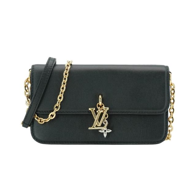 LV LOUIS VUITTON路易威登 M14564 Bloom 牛皮金鍊 Woc 斜背包 黑 路易威登 LV M14564 Bloom 牛皮金鍊 Woc 斜揹包,以黑色牛皮為基底,搭配金鍊設計,展現優雅與奢華風格。此款 Woc 斜揹包為 2024 年新款,採用高品質材質與精湛工藝,適合日常出勤與休閒場合。經典路易威登標誌與獨特 Bloom 系列設計,讓這款揹包成為時尚愛好者的必備配件。輕便實用,內裡空間充足,完美融合時尚與機能性。